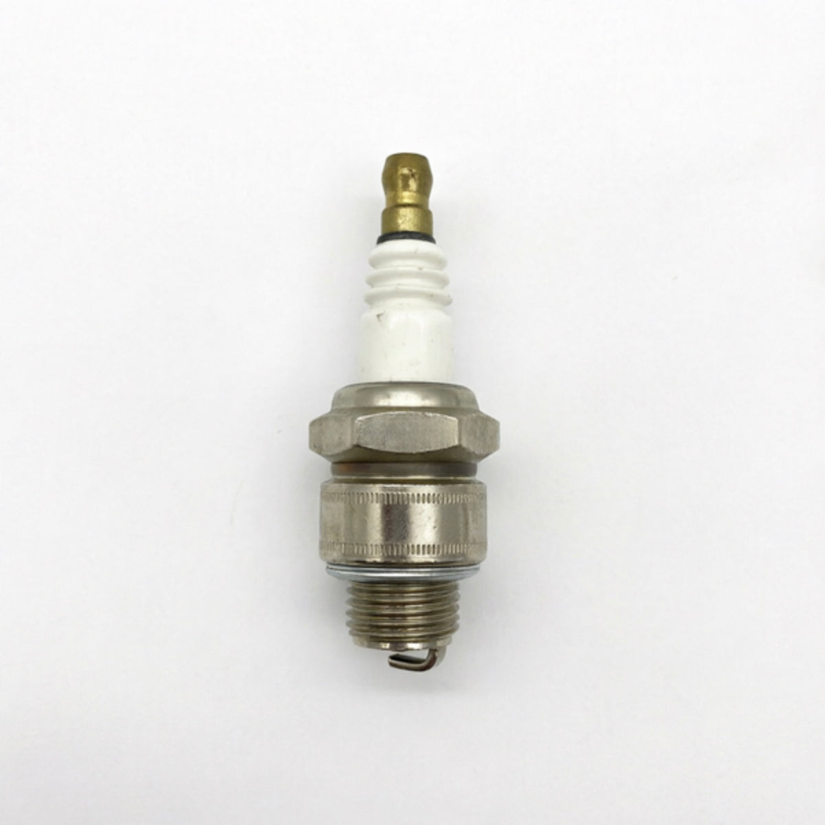 LM045516 SPARK PLUG TORCH GL4RC CHAMPION RJ19LM NGK BR2LM BOSCH WR11EO Remplace : - Champion RJ19LM - NGK BR2LM - Bosch WR11EO - Torch GL4RC POUR MOTEUR BRIGGS & STRATTON AVEC RÉSISTANCE ANTIPARASITE. B&S 450 500 550 625 650 675 725